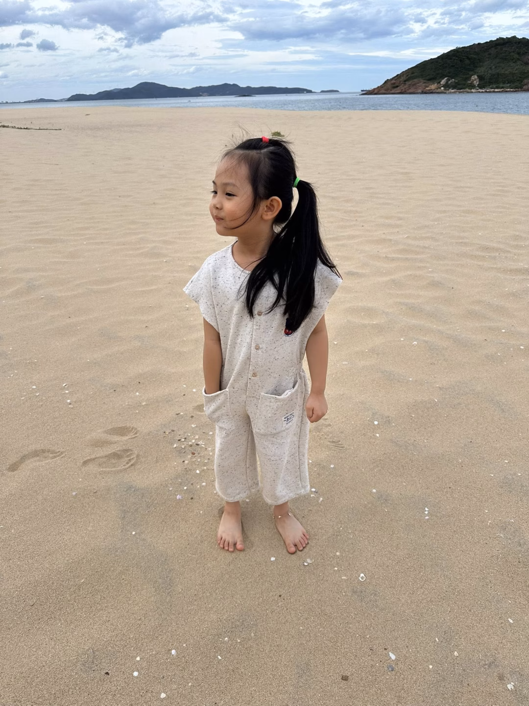 Cường Đô La tâm đắc khoảnh khắc con gái đi chân trần trên bãi biển Cường Đô La gọi con gái Suchin là “bình rượu mơ”, nói 1 câu ai cũng xúc động: Con là 1 cô bé hiểu chuyện- Ảnh 1.