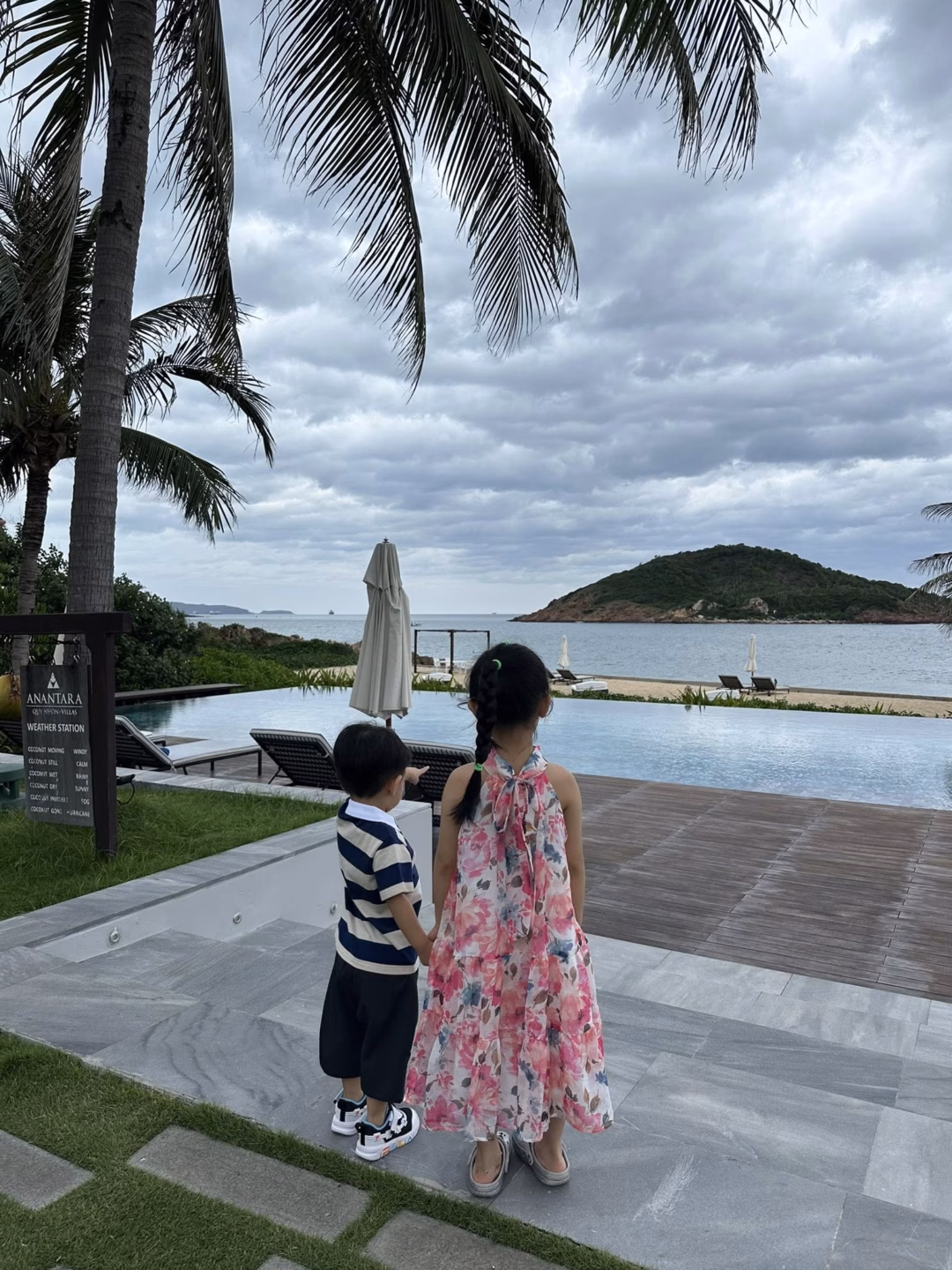 Cường Đô La tâm đắc khoảnh khắc con gái đi chân trần trên bãi biển Cường Đô La gọi con gái Suchin là “bình rượu mơ”, nói 1 câu ai cũng xúc động: Con là 1 cô bé hiểu chuyện- Ảnh 3.