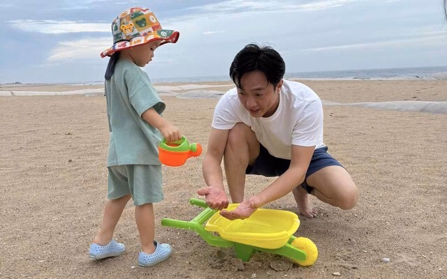 Cường Đô La tâm đắc khoảnh khắc con gái đi chân trần trên bãi biển Cường Đô La gọi con gái Suchin là “bình rượu mơ”, nói 1 câu ai cũng xúc động: Con là 1 cô bé hiểu chuyện- Ảnh 2.