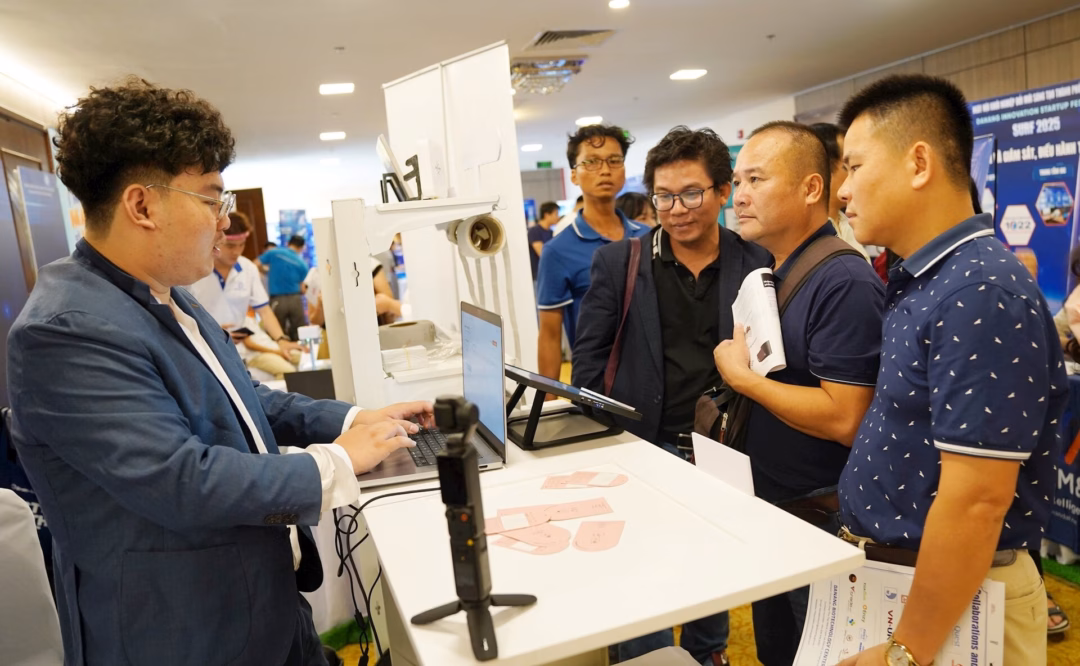 Đà Nẵng打造 đổi mới sáng tạo với dự án SURF2025 Ông Hee-chul Cho, Giám đốc Chiến lược UCCEI chia sẻ về chiến lược phát triển của Trung tâm Kinh tế sáng tạo và Đổi mới sáng tạo Ulsan. Ảnh: PHAN VINH