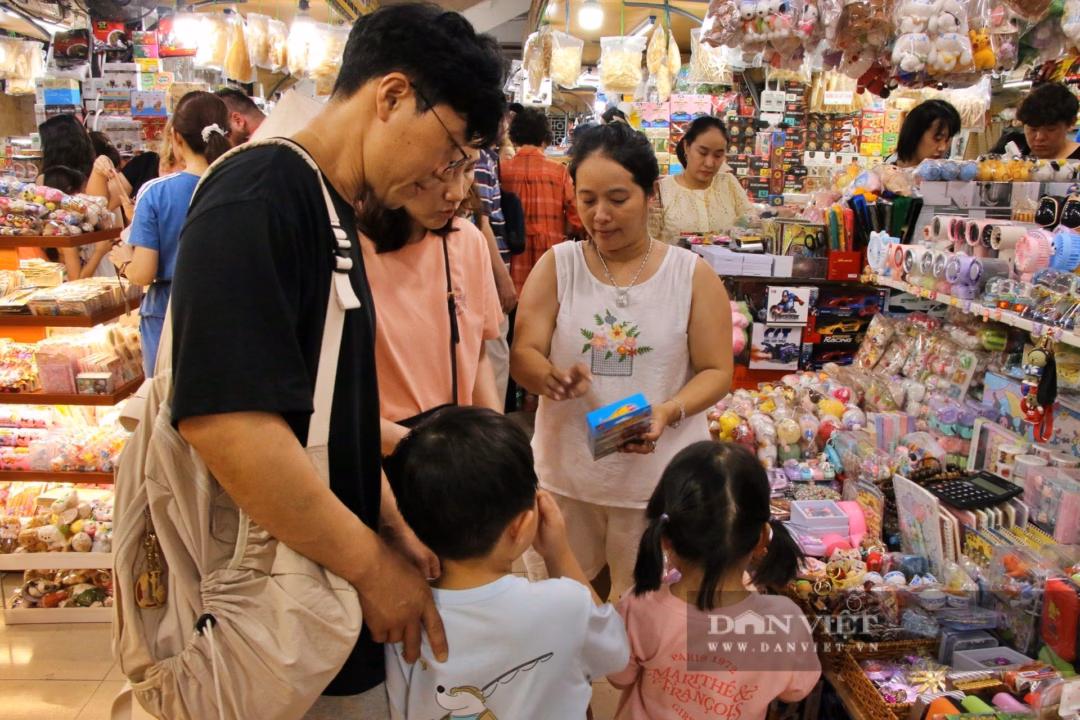 Các tiểu thương ở chợ Hàn có thể giao tiếp bằng nhiều thứ tiếng nên du khách rất thuận tiện trong việc mua hàng.