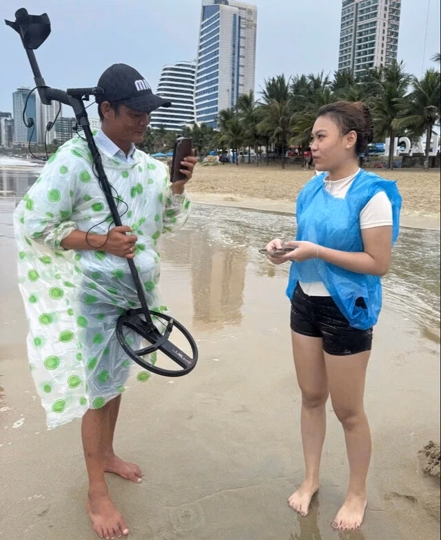 Đà Nẵng dùng thiết bị dò tìm giúp du khách tìm lại 2 điện thoại bị sóng biển cuốn trôi