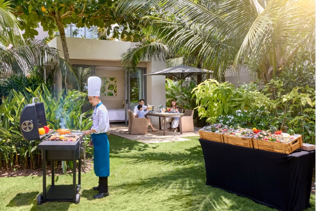 Thiết kế mở giúp mọi không gian trong căn villa luôn tràn ngập ánh sáng và kết nối liền mạch với thiên nhiên xung quanh.