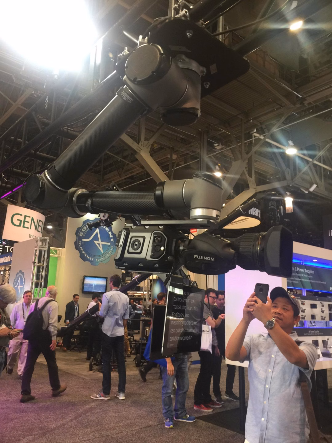 Thiết bị camera gắn trên cánh tay robot điều khiển tự động, tích hợp ống kính Fujinon và teleprompter, được trưng bày tại triển lãm NAB Show ở Las Vegas (Mỹ) -
