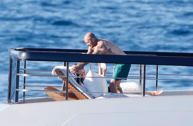 Trước đó, Beckham được trông thấy ôm con gái Harper và vợ khi đi thuyền lên thị trấn Saint Tropez hôm 27/7.
