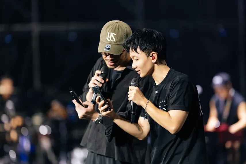 Đen, Hoàng Dũng, Vũ., Nân làm chủ sân khấu concert Xoay tròn ở Hà Nội Vũ. và Hoàng Dũng.