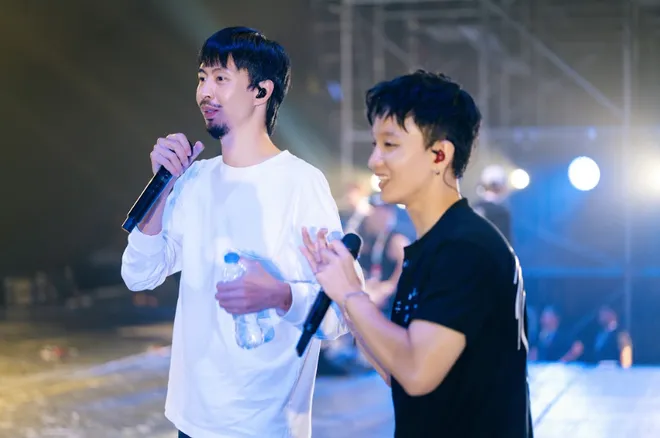 Đen và Vũ. vui vẻ trong buổi tổng duyệt xuyên đêm concert Xoay tròn của Hoàng Dũng tại Hà Nội - Ảnh 7.