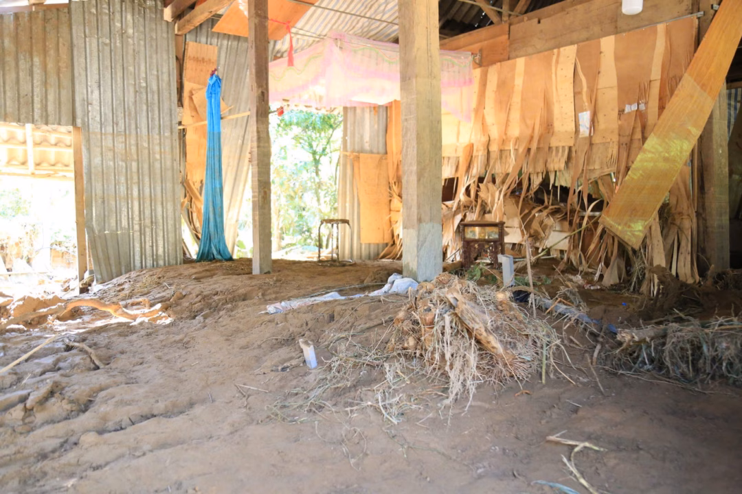 Trong ảnh là bùn đất trôi vào nhà dân ở xã Xa Dung sau trận lũ.