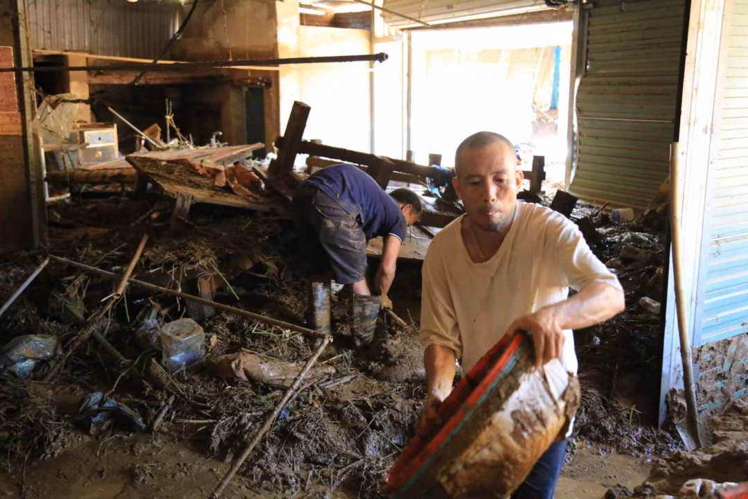 “Từ trước đến nay, chưa từng có cơn lũ nào, vụ sạt lở nào lớn như thế này xảy ra tại xã Xa Dung. Cả đời người tôi chưa từng chứng kiến một trận lũ khốc liệt đến vậy”, Chủ tịch xã Xa Dung cho biết.
