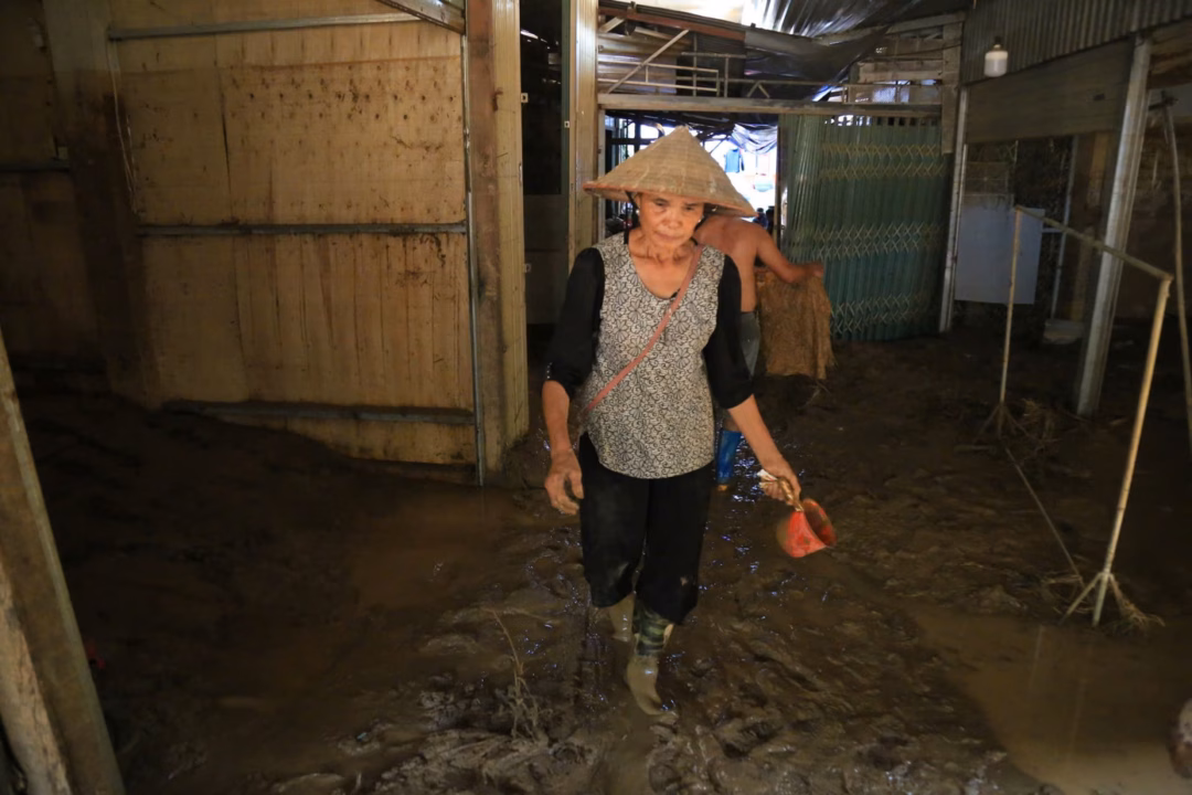 Nương lúa, ruộng vườn, tài sản, đường sá, cơ sở hạ tầng... đều bị cuốn trôi hoặc vùi lấp trong bùn đất. Đến chiều 2/8, các hộ gia đình vẫn đang dọn dẹp bùn đất ra khỏi nhà.