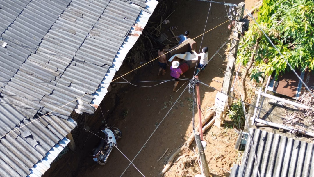 “Điều đau xót nhất là tất cả các nạn nhân tử vong đều do sạt lở đất đổ sập vào nhà khi họ đang ngủ. Có người ở bản ngủ trên nương, lúc khoảng 4 giờ sáng ra lán xem ao cá thì bị sạt lở vùi lấp. Không ai kịp trở tay...”, ông Măng nghẹn ngào. Trong ảnh, người dân cùng nhau vận chuyển đồ đạc sau cơn lũ.