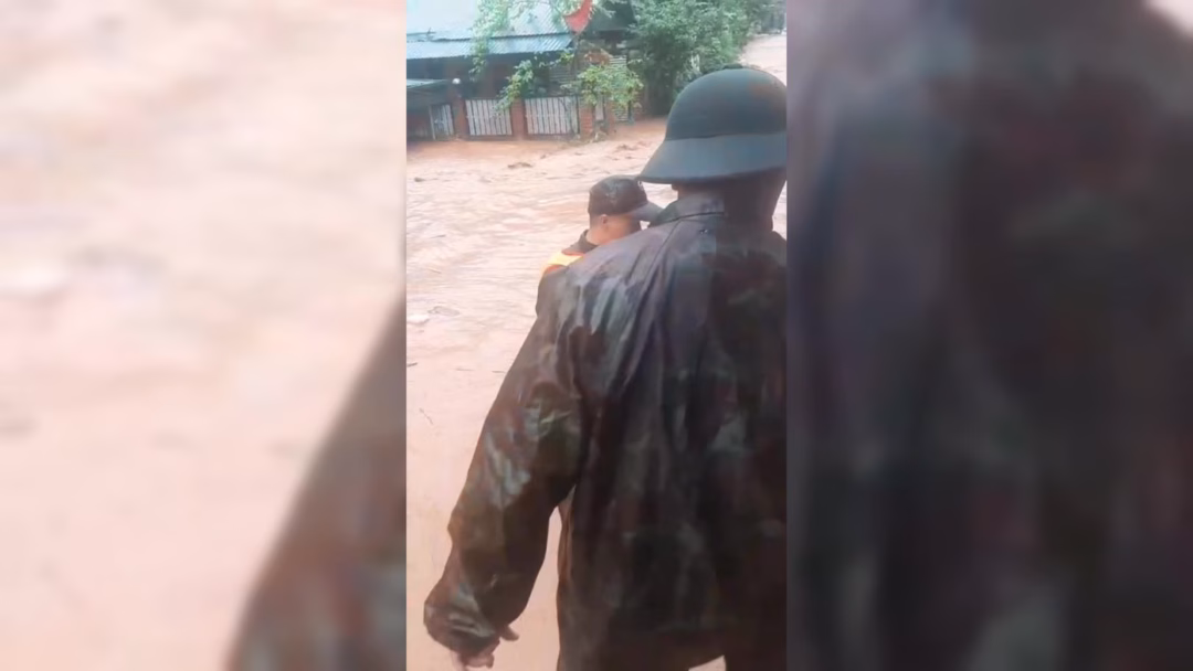 Điện Biên: Lũ lụt hoành hành, hàng ngàn người dân kêu cứu Hình ảnh khi lũ đổ về sáng ngày 1/8 tại xã Xa Dung do người dân ghi lại.