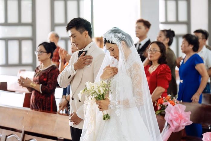 Cặp đôi nhận nhiều chúc phúc từ đồng nghiệp, người thân, bạn bè, người hâm mộ