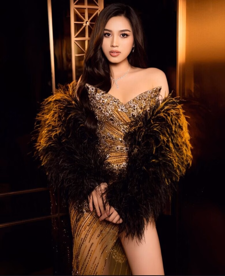 Đỗ Thị Hà chuyển mình từ hoa hậu showbiz sang dâu nhà giàu, phong cách mới sang tận tâm img src/upload/3-2025/images/nguyennh/do-thi-ha-thay-doi-ngoan-muc-tu-nang-hau-ruc-ro-den-co-dau-hao-mon-thanh-lich-chuan-dau-nha-giau-img_4-1752565062-379-width780height877.jpg /