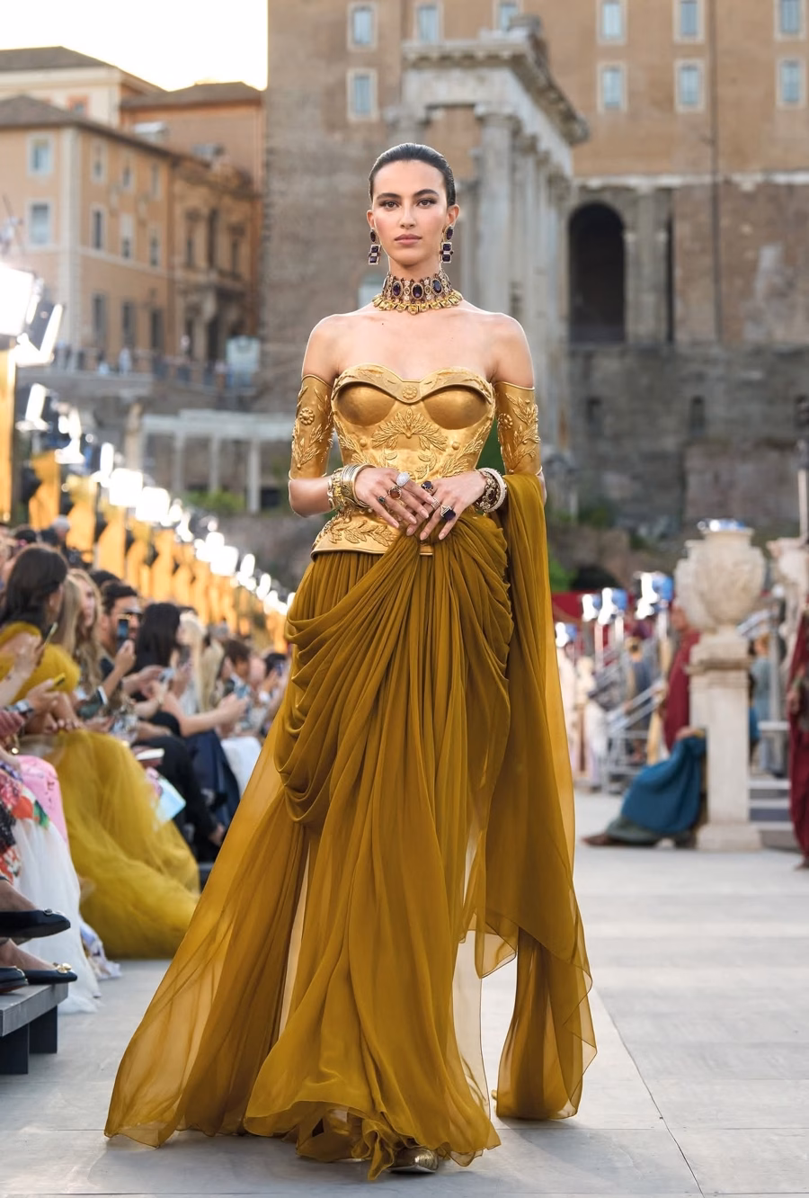 Dolce & Gabbana trình diễn bộ sưu tập Alta Moda 2025 tại Rome Thời trang Ý tỏa sáng ở thành Rome - Ảnh 2