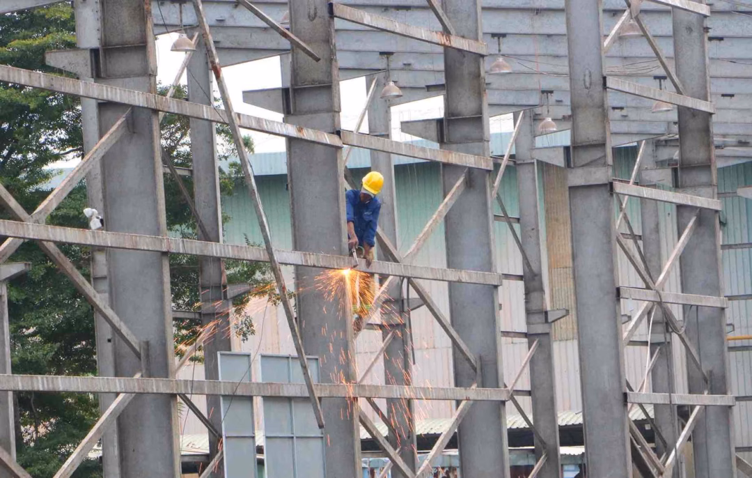 Công nhân thi công tích cực để sớm trả mặt bằng.