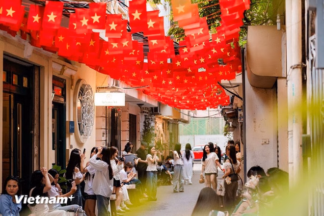 
Hà Nội “đánh thức” các di tích lịch sử với các tour đêm độc đáo. (Ảnh: Vietnam+)