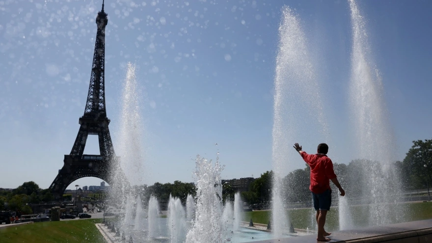 Du lịch quá tải, người dân khu vực nổi tiếng Paris tìm cách “giảm nhiệt” Nhiều điểm du lịch ở châu Âu hứng chịu nắng nóng khắc nghiệt