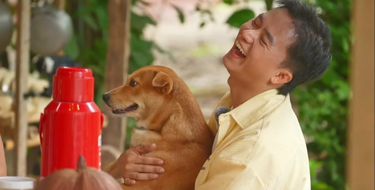 Bùi Công Nam đã có thêm một "người bạn" mới và tiếp tục được bà con địa phương khen hát... hay như ca sĩ (Ảnh chụp màn hình)