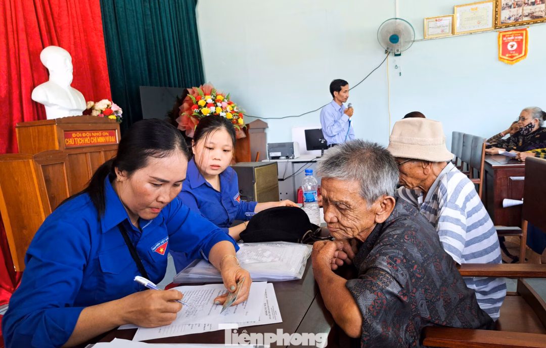 Gia Lai: Thanh niên tình nguyện hỗ trợ người dân thực hiện dịch vụ công trực tuyến Tuổi trẻ phường Quy Nhơn hỗ trợ hoàn thiện hồ sơ nhận trợ cấp hưu trí.