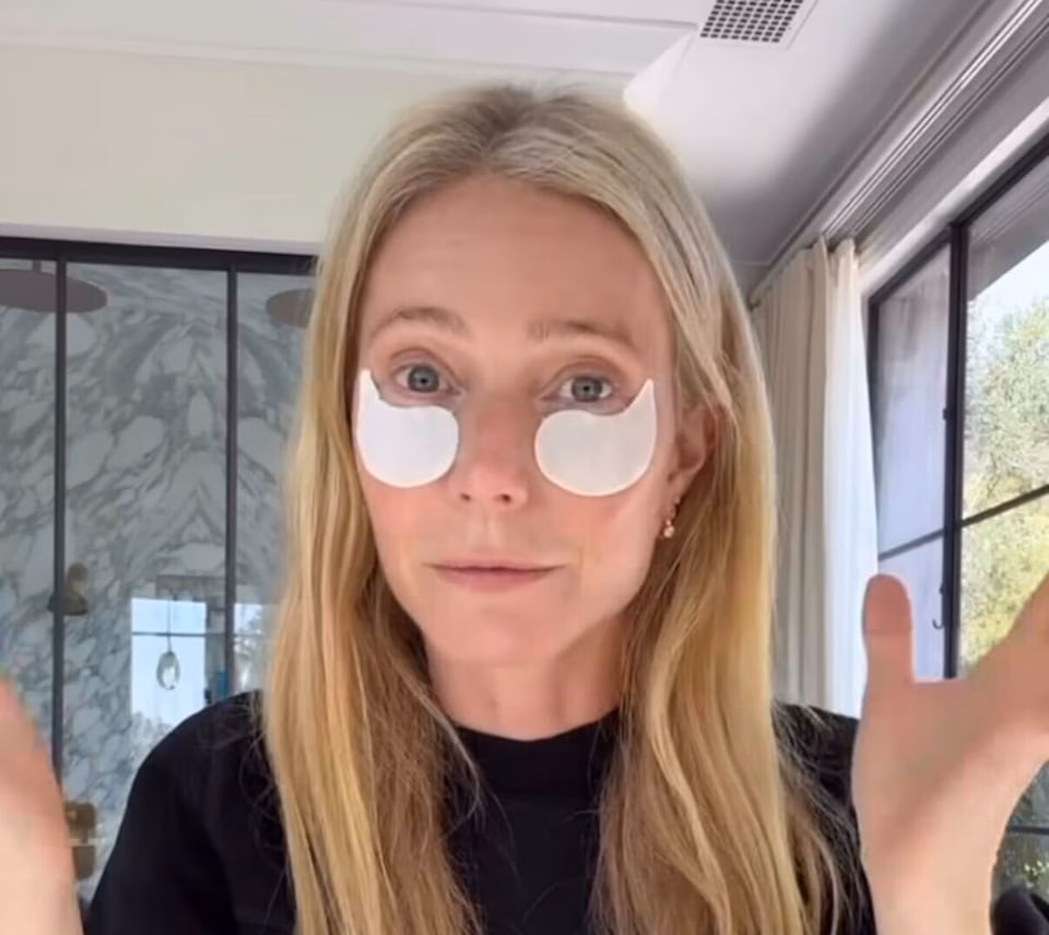 Gwyneth Paltrow tiết lộ bí quyết chăm sóc sắc đẹp với sản phẩm 7,99 USD gwyneth paltrow wearing goop eye mask patches