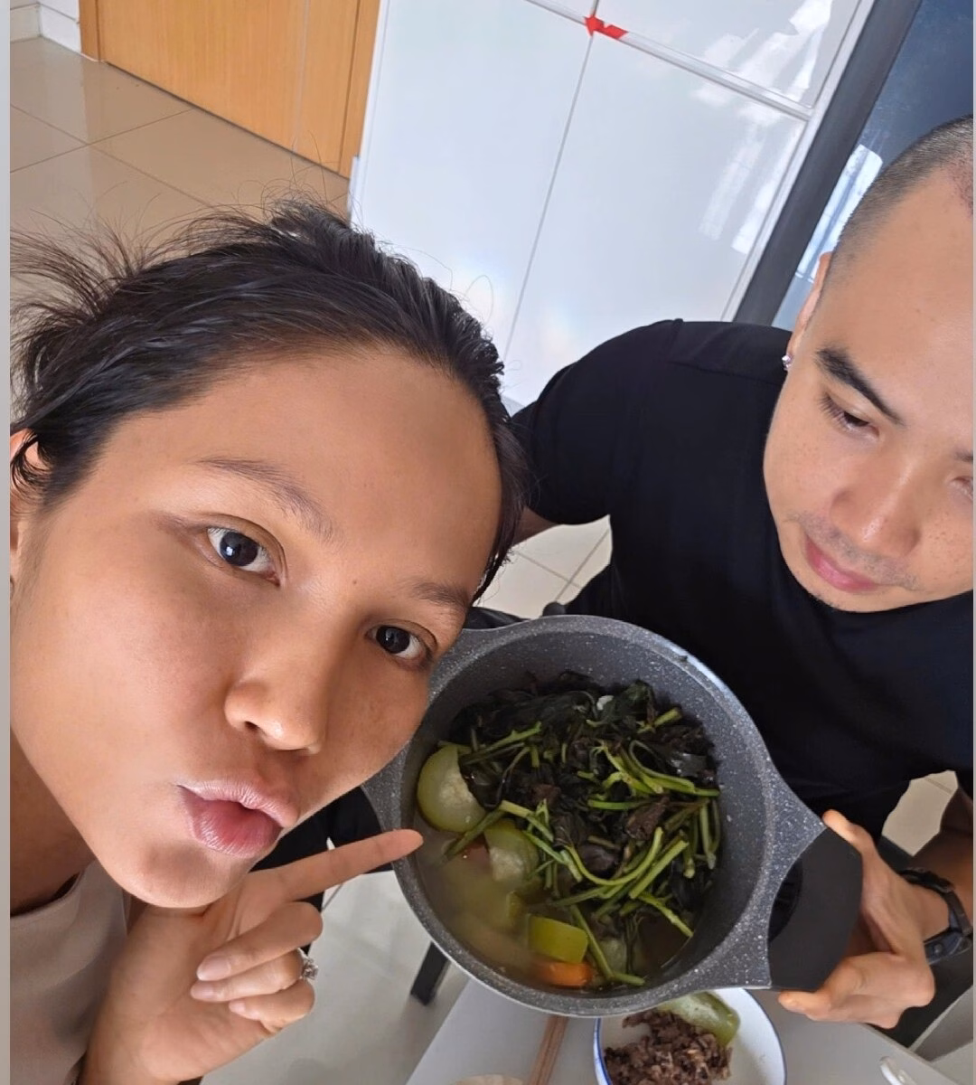 Nhiếp ảnh gia Tuấn Khôi chăm sóc vợ bầu chu đáo.