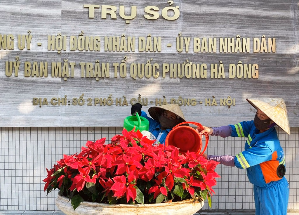 Công nhân vệ sinh môi trường chăm sóc hoa làm đẹp cảnh quan đô thị