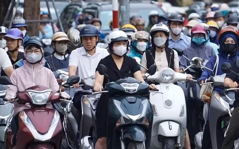 Hà Nội tính cấm xe máy xăng, làm sao để xe điện không ‘lẻ bóng’?