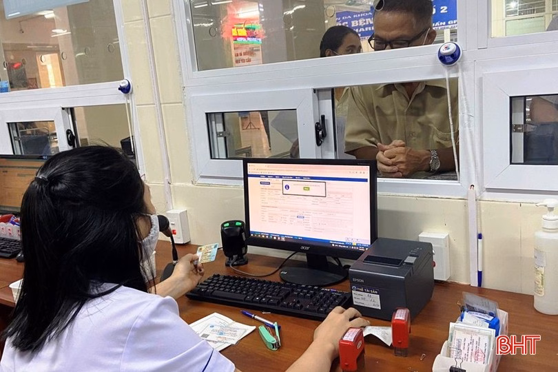 Người dân đăng ký khám bệnh tại Bệnh viện Đa khoa tỉnh Hà Tĩnh.