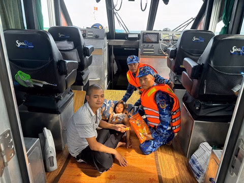 Hai bố con bị sóng lớn đẩy ra xa khi đi chơi biển, được cứu sống