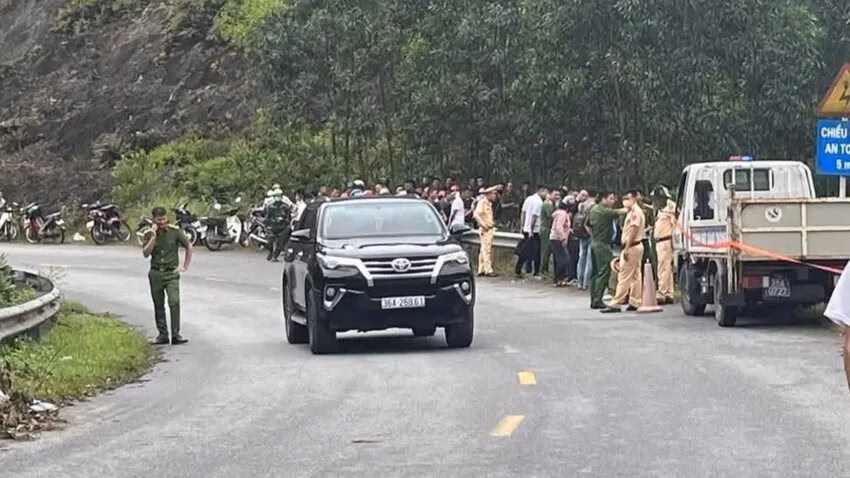 Hai thanh niên cùng tuổi chết cạnh nhau dưới cống nước