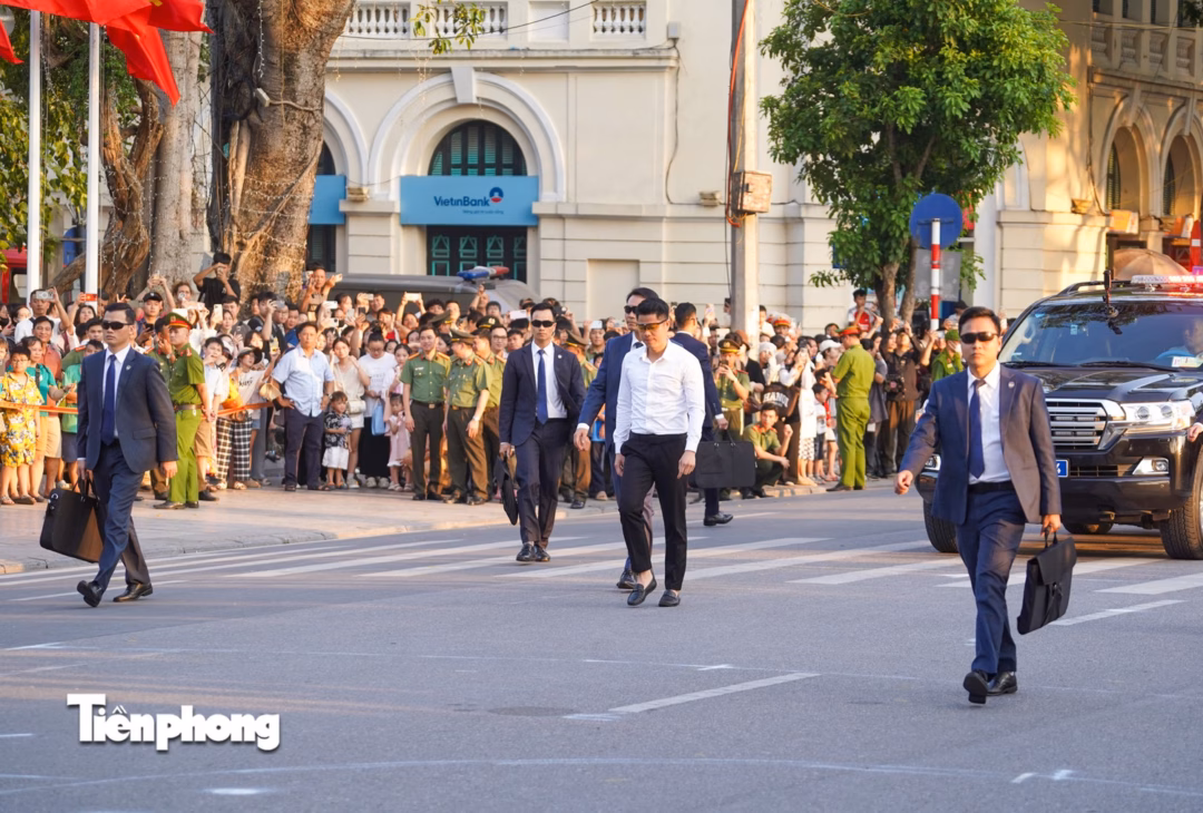 Một trong những màn trình diễn nghiệp vụ đặc sắc là tình huống bảo vệ yếu nhân và kỹ thuật sử dụng dây chiến thuật xử lý tình huống nghiệp vụ.