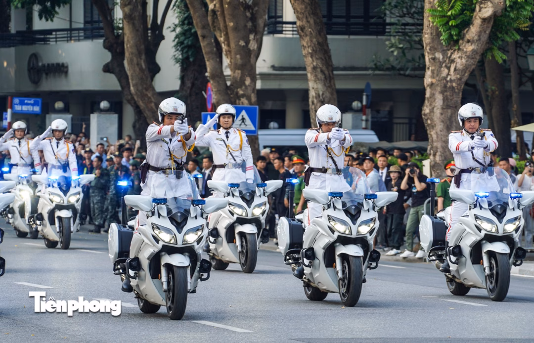 Trong buổi trình diễn, người dân được tận mắt chứng kiến các màn biểu diễn kỹ thuật nghiệp vụ đặc sắc như mô tô hộ tống theo đội hình chiến thuật, múa súng, võ thuật, khí công và xử lý tình huống bảo vệ yếu nhân...
