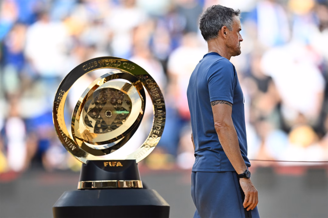 Luis Enrique cố bào chữa một cách vụng về. Ảnh: Imago