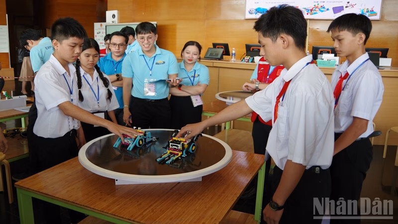 Học sinh Gia Lai ‘chinh chiến’ robot trong cuộc thi STEM