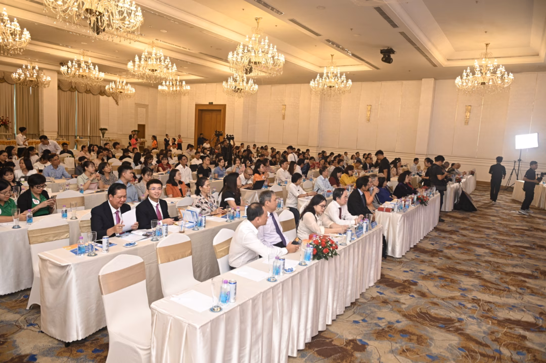 GS.TS.BS Lê Thị Hợp trình bày báo cáo tại Hội nghị Dinh dưỡng TPHCM mở rộng lần thứ XIII, nhấn mạnh ba thách thức lớn trong dinh dưỡng tại Việt Nam: thiếu dinh dưỡng, thiếu vi chất và thừa cân béo phì