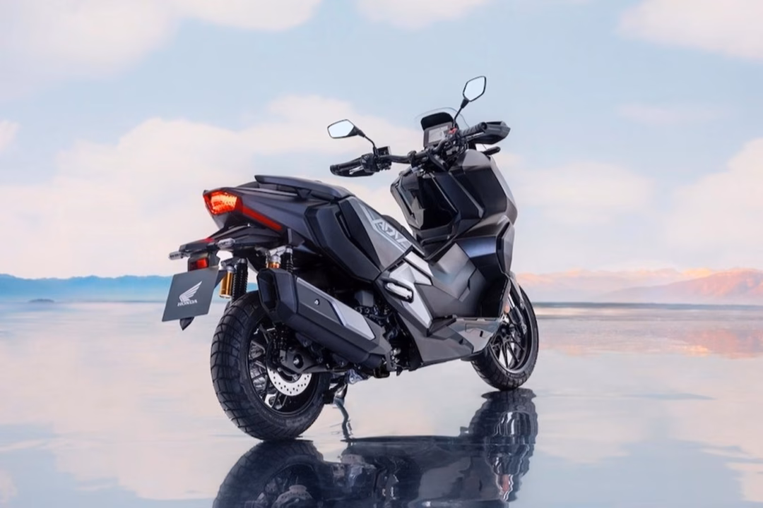 Honda ADV350 ra mắt, đại lý nhận đặt hàng, giá dự kiến 180 triệu đồng Honda ADV 350 dài 2.200mm, rộng 895mm và cao 1.430mm. Chiều cao yên của xe đạt 795mm (Ảnh: Honda).