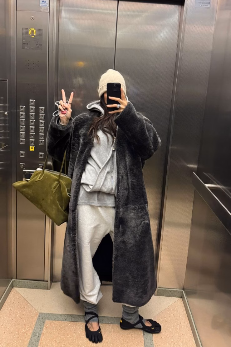 Jennie khiến dân tình phát sốt với đôi giày ‘chân đất’ giá 120 USD Một trong những ưu điểm của giày "chân đất" còn là phù hợp nhiều kiểu thời tiết. Ảnh: Pinterest