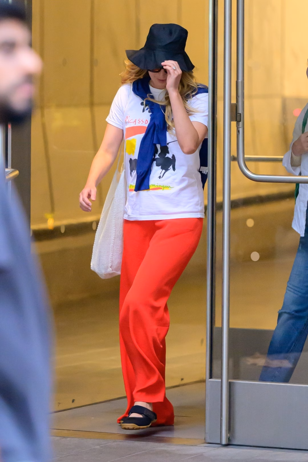 Jennifer Lawrence diện giày thời trang上班 sau sinh con thứ hai