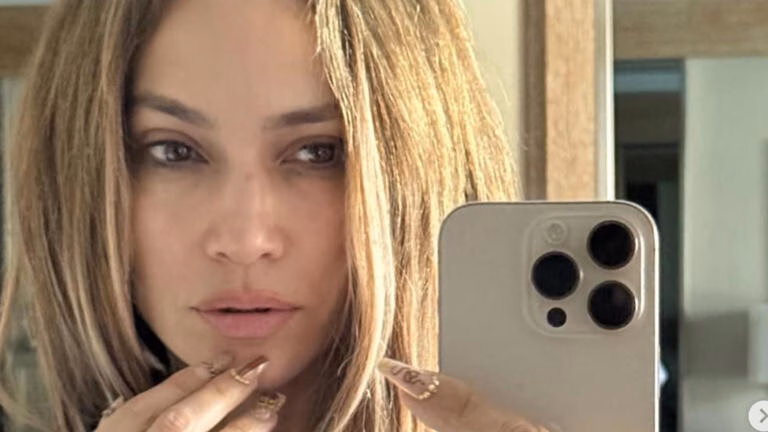 Jennifer Lopez tự tin khoe mặt mộc trong ngày sinh nhật