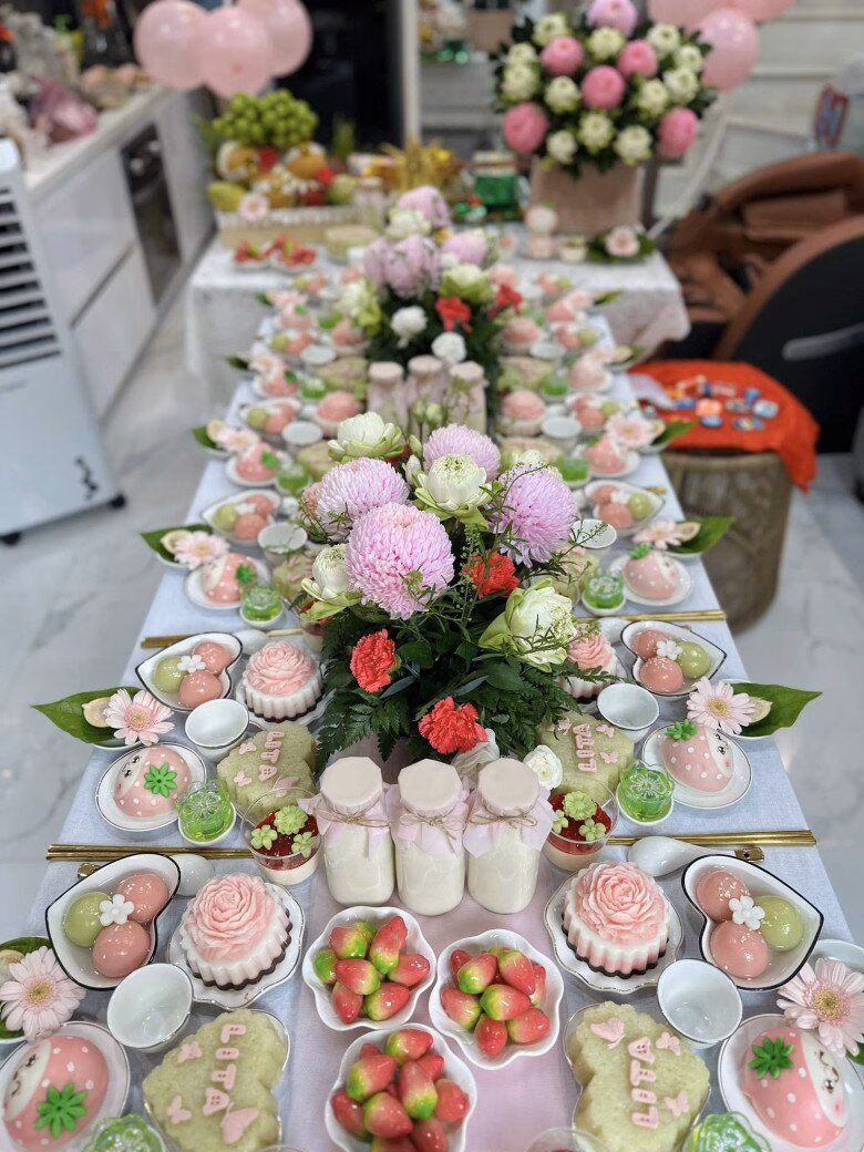 Kha Ly và Thanh Duy hạnh phúc bên con gái nhỏ sau 8 năm tìm kiếm Mâm cúng thôi nôi của bé Lita được chuẩn bị đẹp mắt.