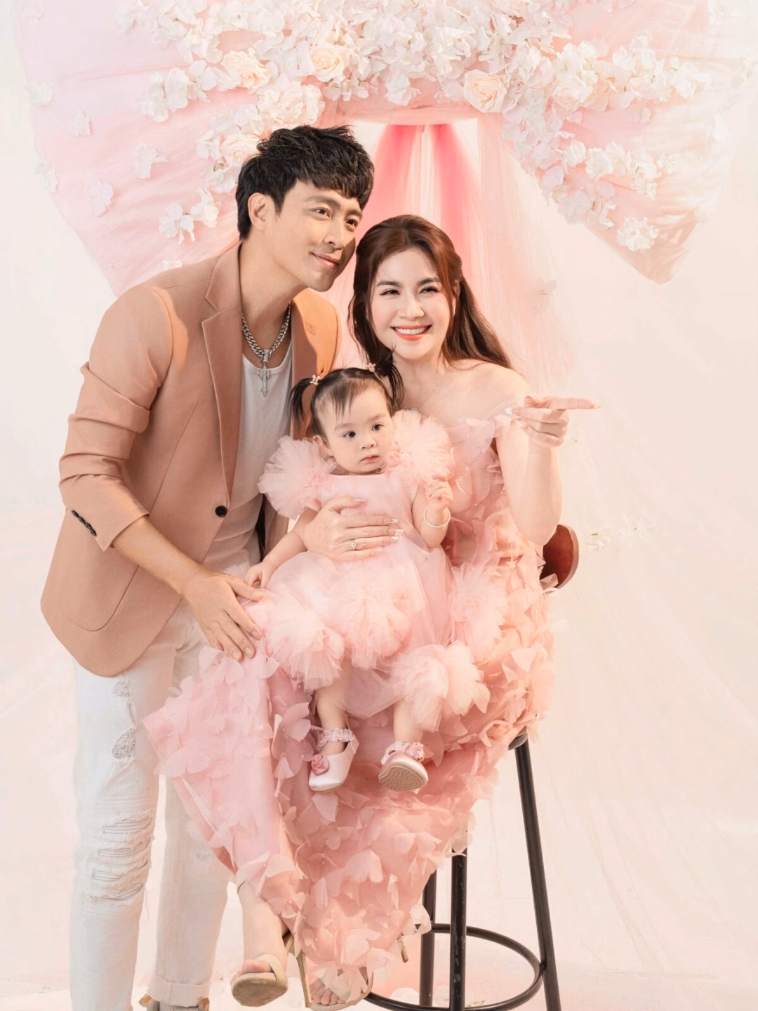 Kha Ly và Thanh Duy hạnh phúc với con gái nhỏ