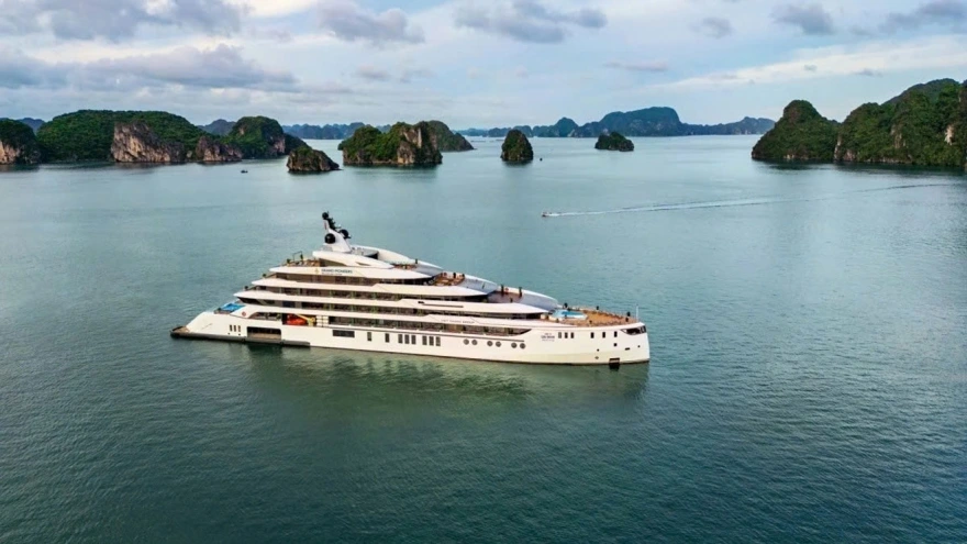 Khách du lịch Việt Nam chính thức xuất cảnh sang Trung Quốc qua cửa khẩu Quảng Ninh Quảng Ninh kiểm tra, giám sát nghiêm ngặt an toàn sau sự cố lật tàu trên vịnh Hạ Long