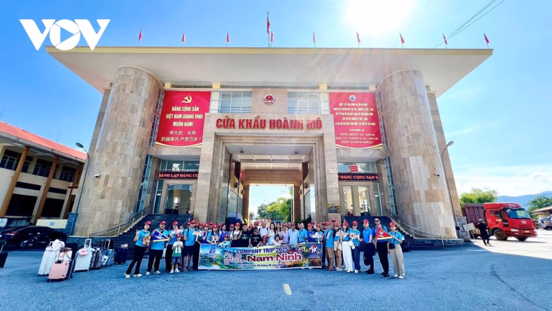 Khách du lịch Việt Nam qua Trung Quốc qua cửa khẩu Quảng Ninh