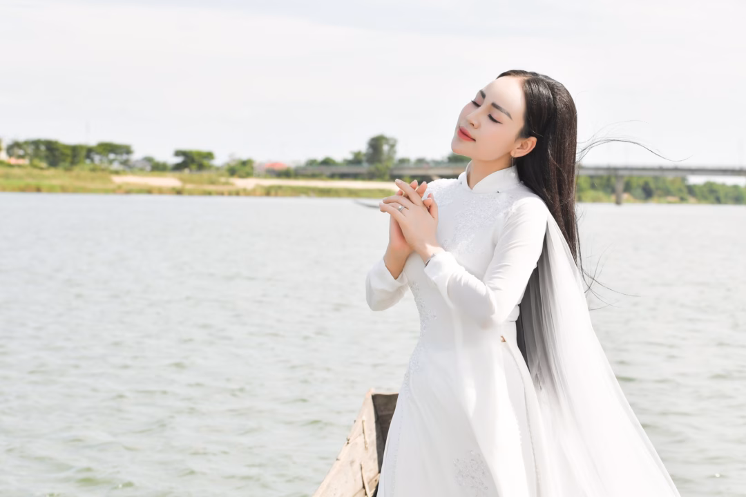 Khánh Ly thể hiện MV tri ân tại Quảng Trị Khánh Ly đã không cầm được nước mắt khi hát trên dòng sông Thạch Hãn. Ảnh: Bình Quách