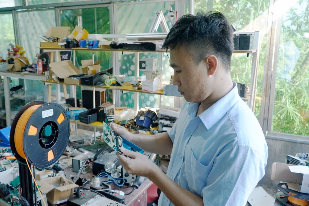 Kỹ sư điện tử tạo ra hàng trăm bo mạch, giúp hàng nghìn người yêu công nghệ Anh Lập hướng dẫn học sinh lắp ráp robot. Ảnh: PHAN VINH