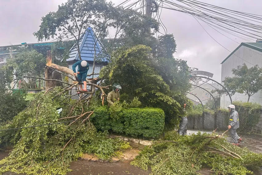 Lâm Đồng: Mưa lớn gây thiệt hại nặng, nhiều nhà dân tốc mái và ngập nước