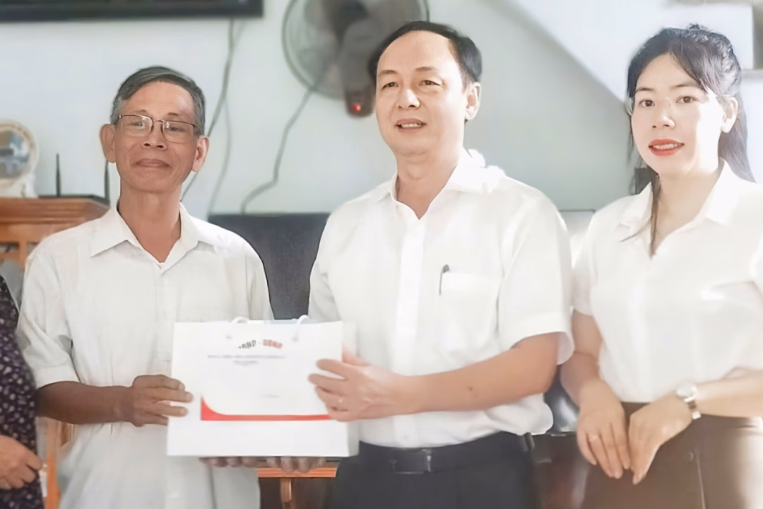 Lâm Đồng: Tặng quà, tri ân gia đình chính sách tại xã Krông Nô