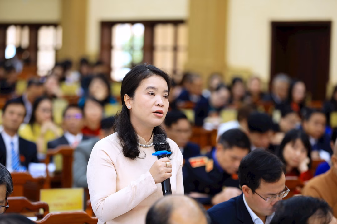 Đại biểu Huỳnh Thị Phương Duyên, Giám đốc Sở Y tế Lâm Đồng phân tích thực trạng của ngành Y tế và kiến nghị một số giải pháp tháo gỡ