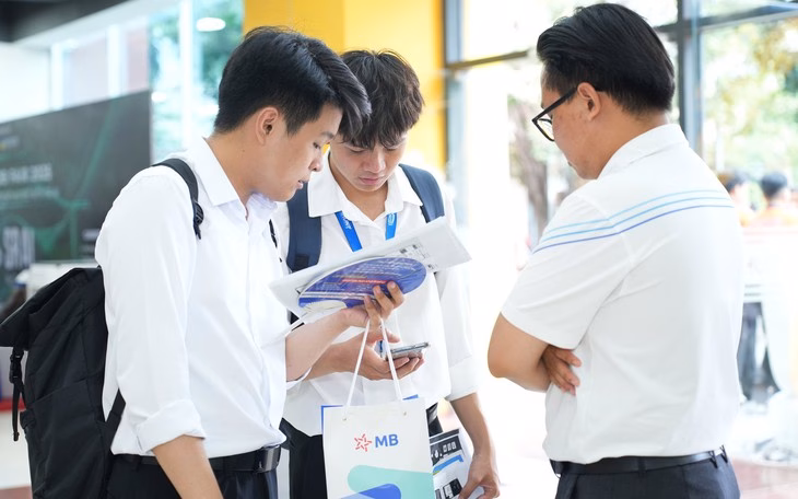 Làn sóng cắt giảm nhân sự: Khó tìm việc, thêm nỗi lo sa thải - Ảnh 3.